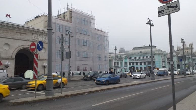 В центре Москвы начались работы по демонтажу старого БЦ