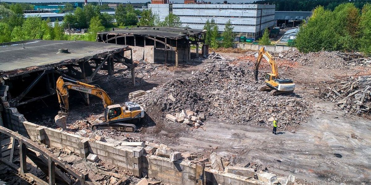 Демонтаж комплекса зданий автобусного парка-долгостроя в ЗЕЛАО