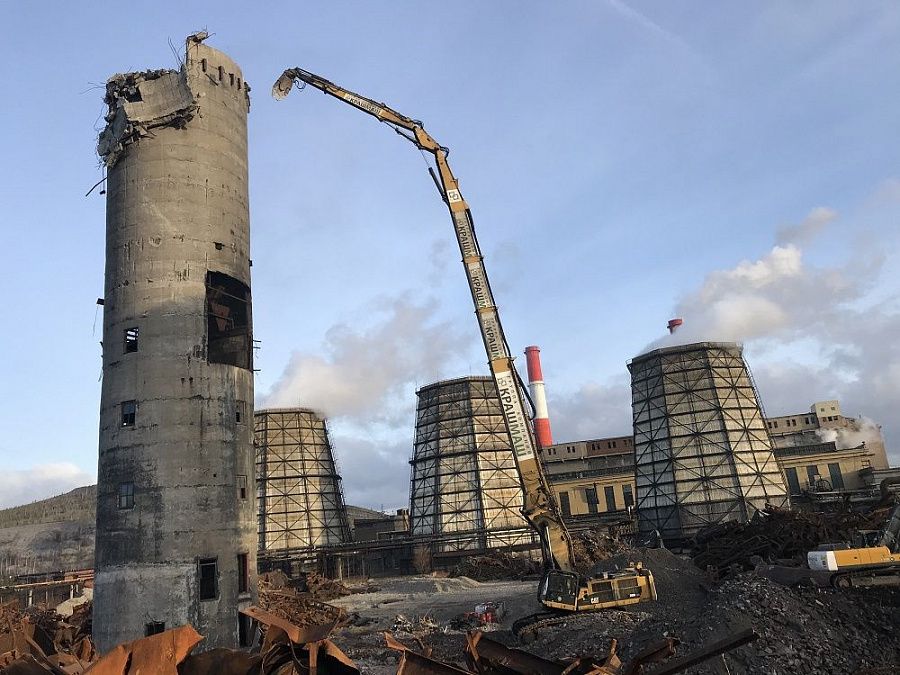 В Сланцах демонтировали 110-метровые дымовые трубы
